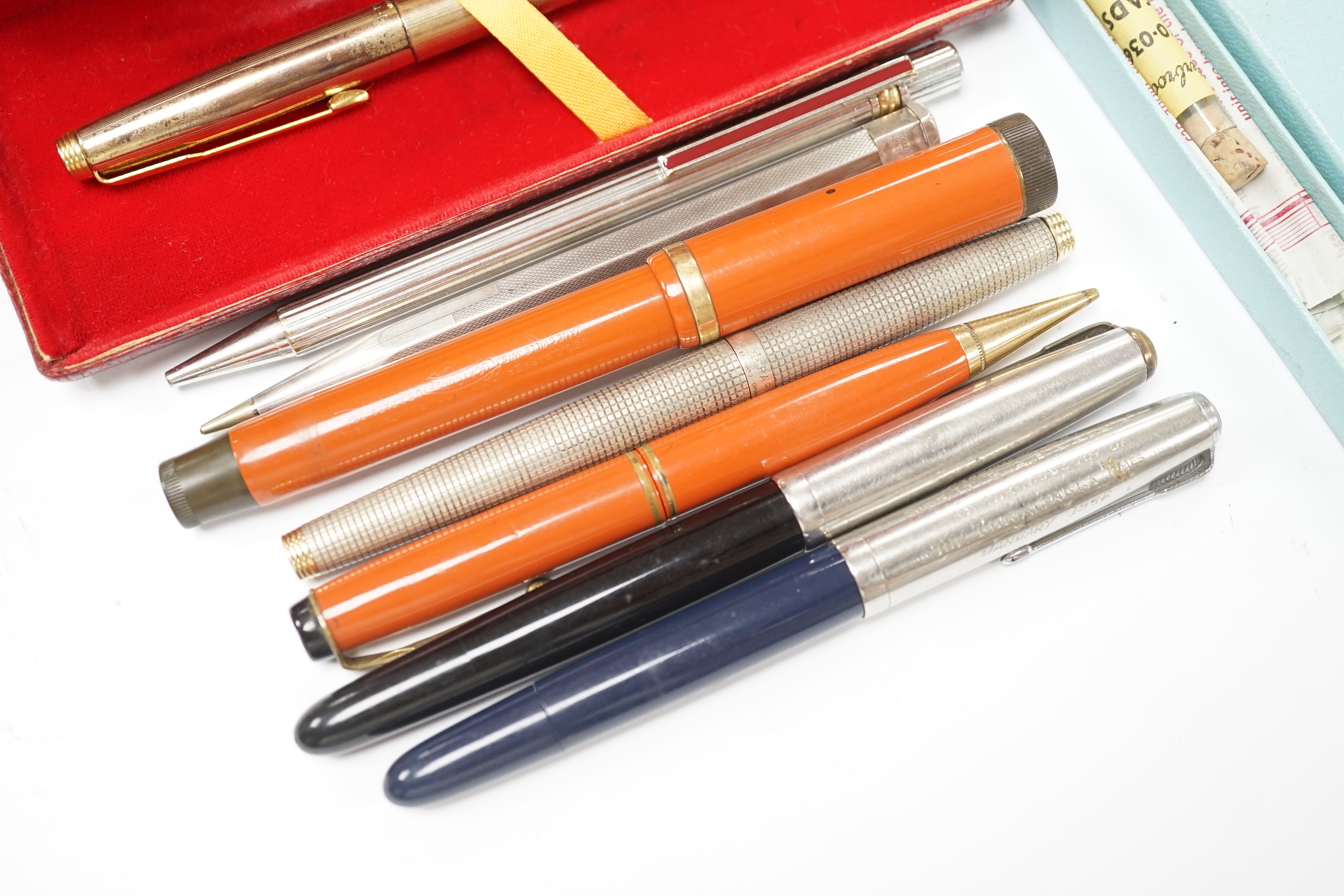 A collection of pens including Must de Cartier and parker 75 with 14k gold nib